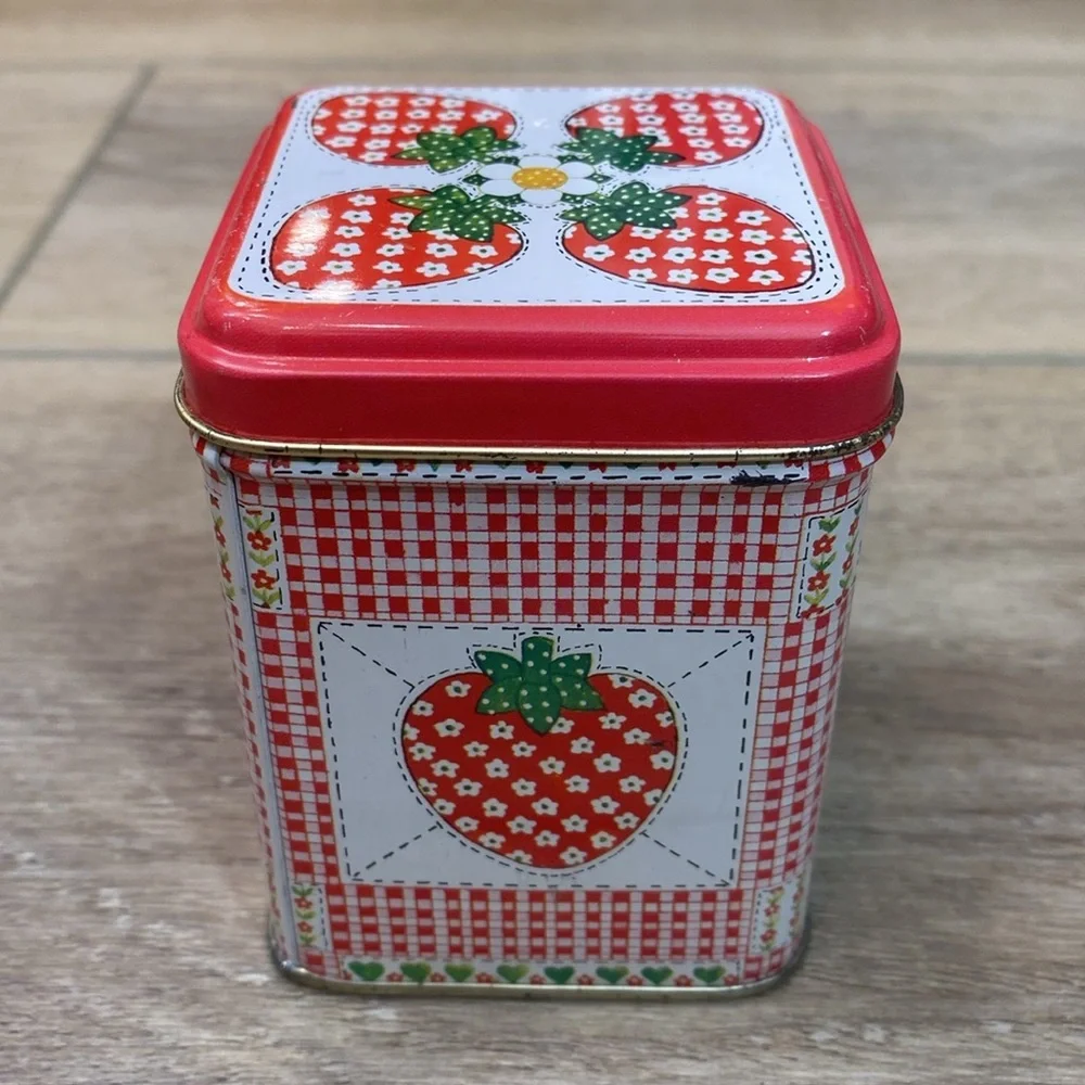 Vintage 1979 Guild House Strawberry Scented Candle with Tin‎ Box